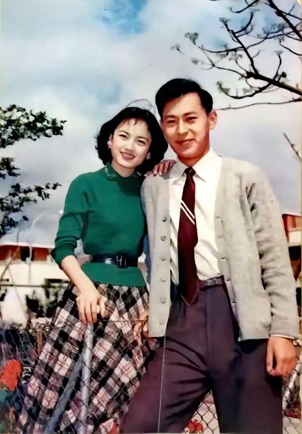 1954年3月6日，20岁的石慧，嫁给25岁的傅奇。在“长城三公主”中最早步入婚