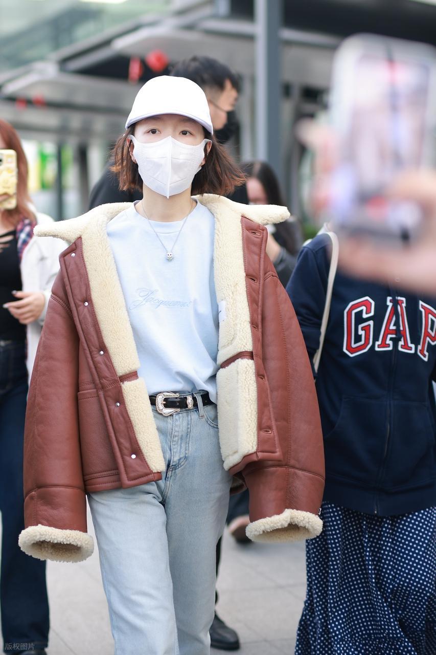 最近周冬雨现身成都，她这次搭配的很有潮流之美，看起来格外的时尚，也显得很年轻。