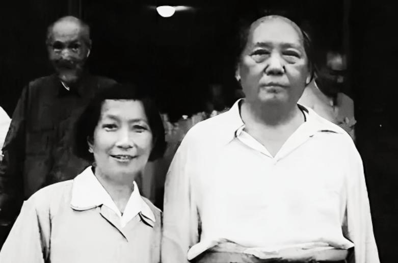 杨开慧的好友李淑一，对青年时代的毛主席的相貌是这样评价的：个儿真高，长得还出色