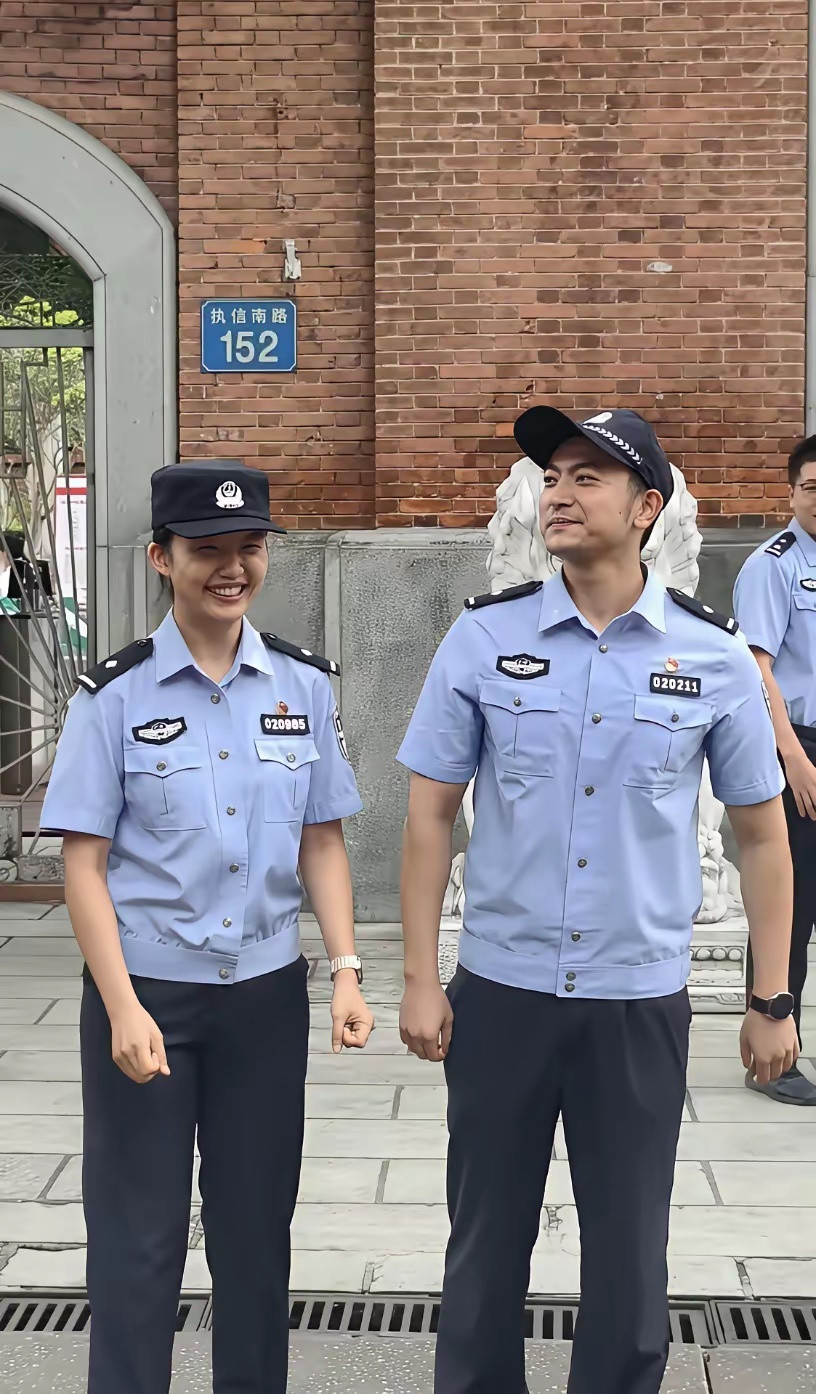 高考第一天，警号为985、211的两位警察上岗了