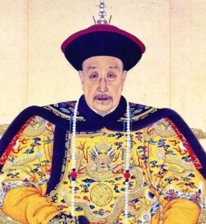 一次打猎时，侍卫救了乾隆的命，乾隆喘息着，感激地看着这个侍卫：“你想要什么赏赐啊