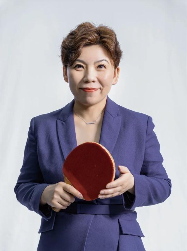 1997年，邓亚萍退役后去清华大学读书。第一堂课，老师问她，你的英语怎么样？邓亚