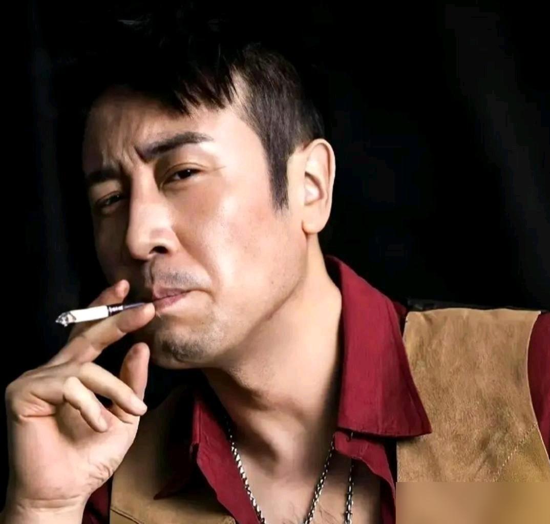 于和伟成名以后干的第一件事，是回老家抚顺给8个哥哥姐姐每人买了一套房，房本上写的