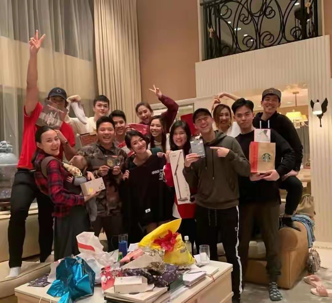 赌王三房中秋家宴曝光！8000呎山顶大豪宅巨型月亮灯比人高，何超莲晒全家福独缺窦