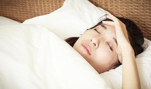 为什么晚上饿着睡觉反而更养人？大多数人总吃饱睡觉是错的。不少人觉得，睡前吃得