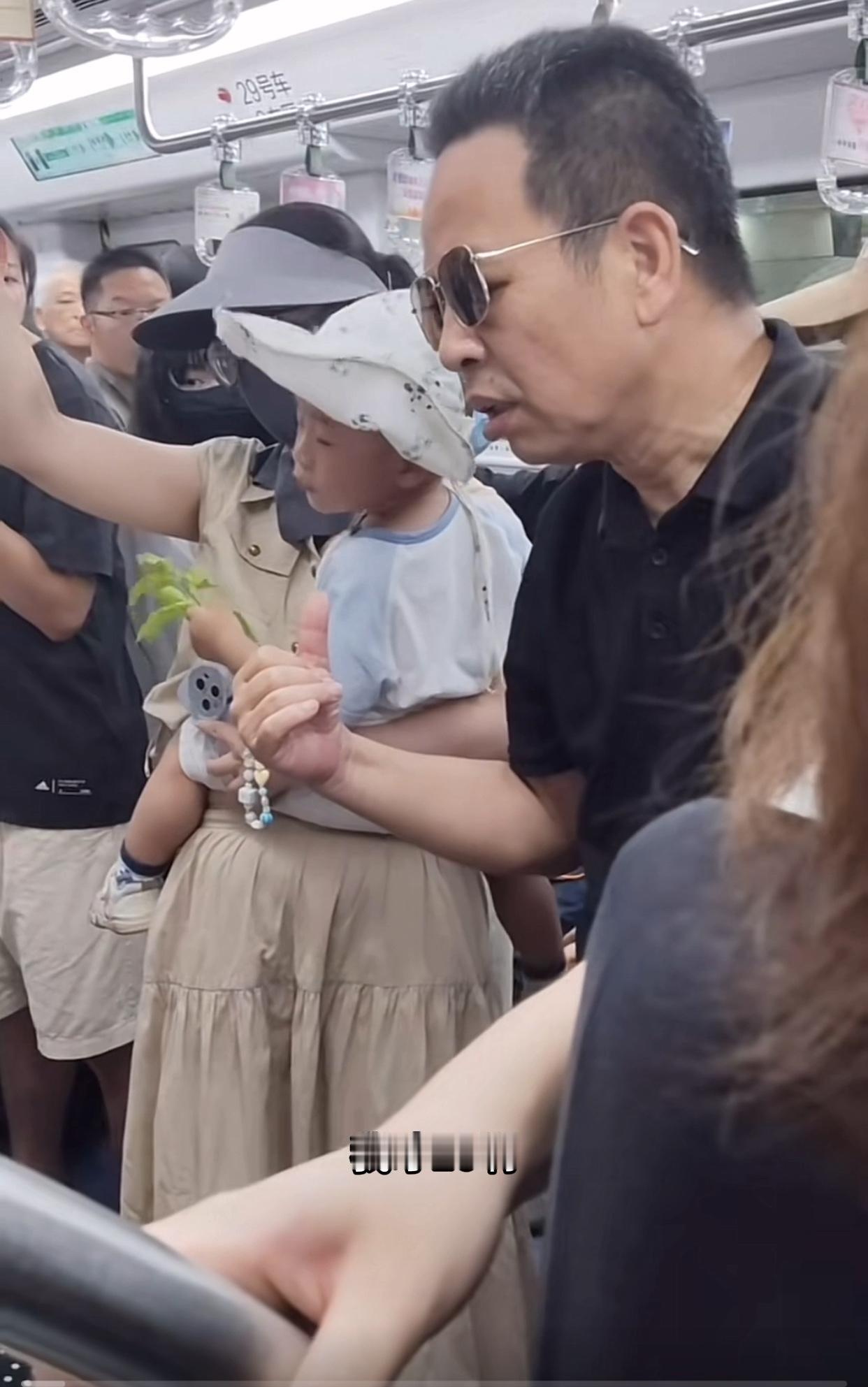 5月30日福建福州，一位网友分享，在地铁上一位大叔要求一位女孩让座…大叔：“