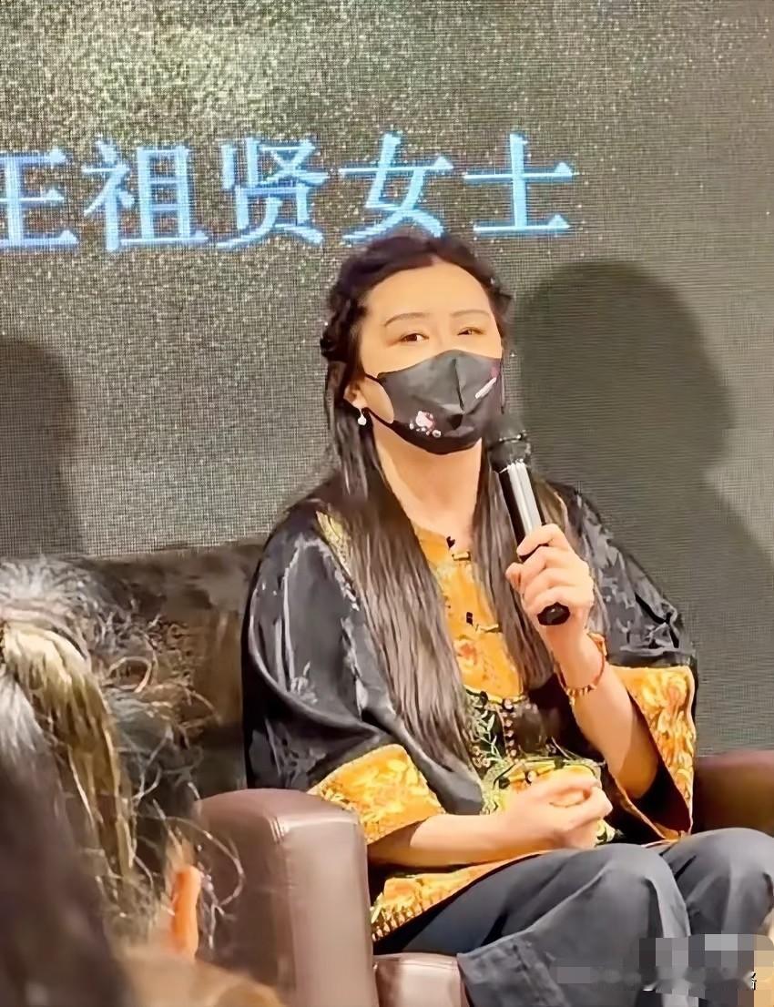 王祖贤硅谷演讲的照片一出来，好些人又揪着她的脸说事。她58岁了，脸上有岁月