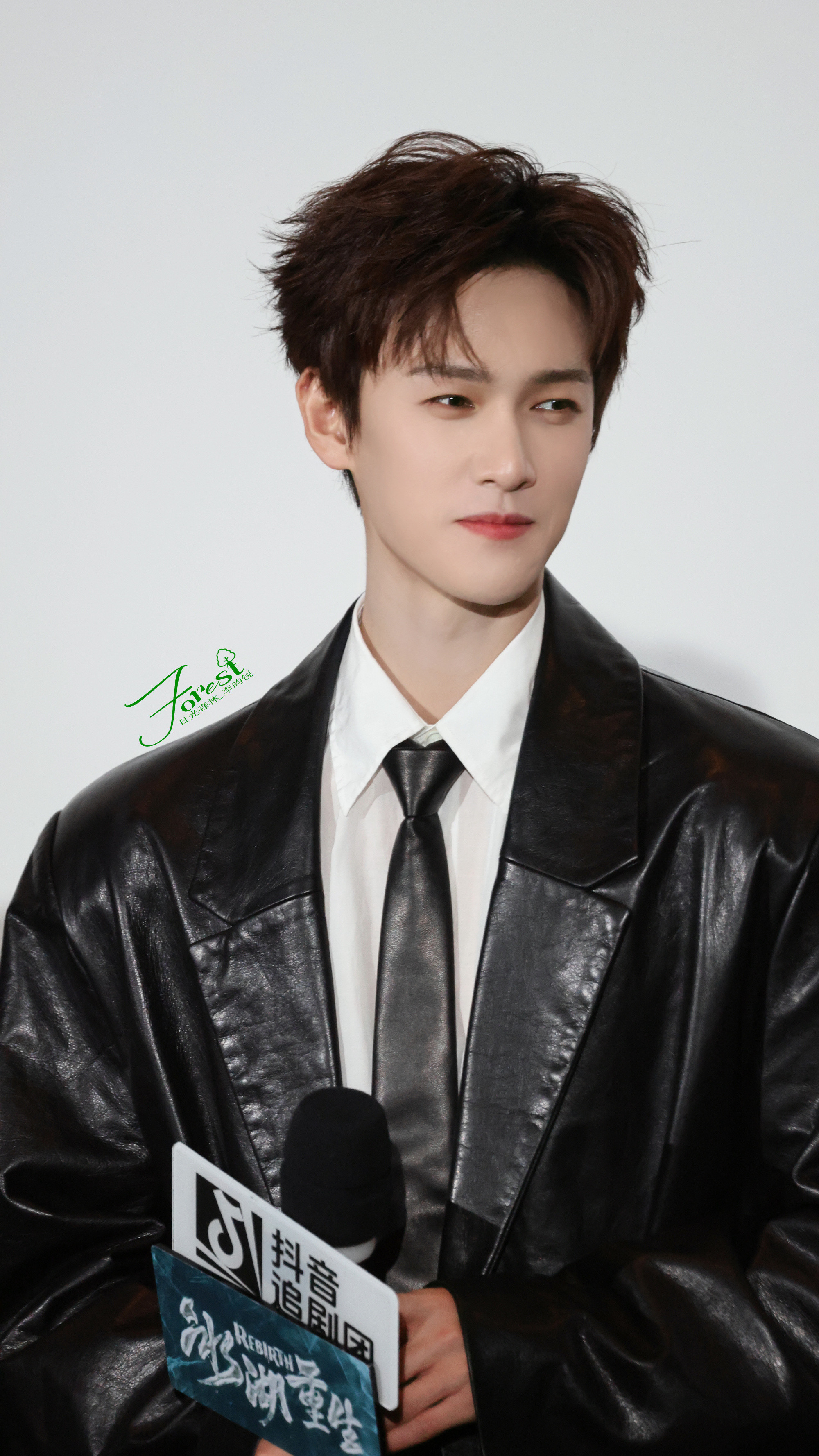 找媒体的李昀锐耍刀的时候是封神质子，找媒体的时候是迷路质子。李昀锐这个反差萌，