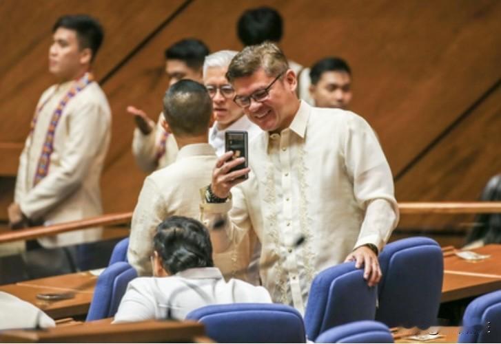 菲律宾达沃市第一区众议员保罗·杜特尔特修改了向众议院提交的出国许可申请，将行程从