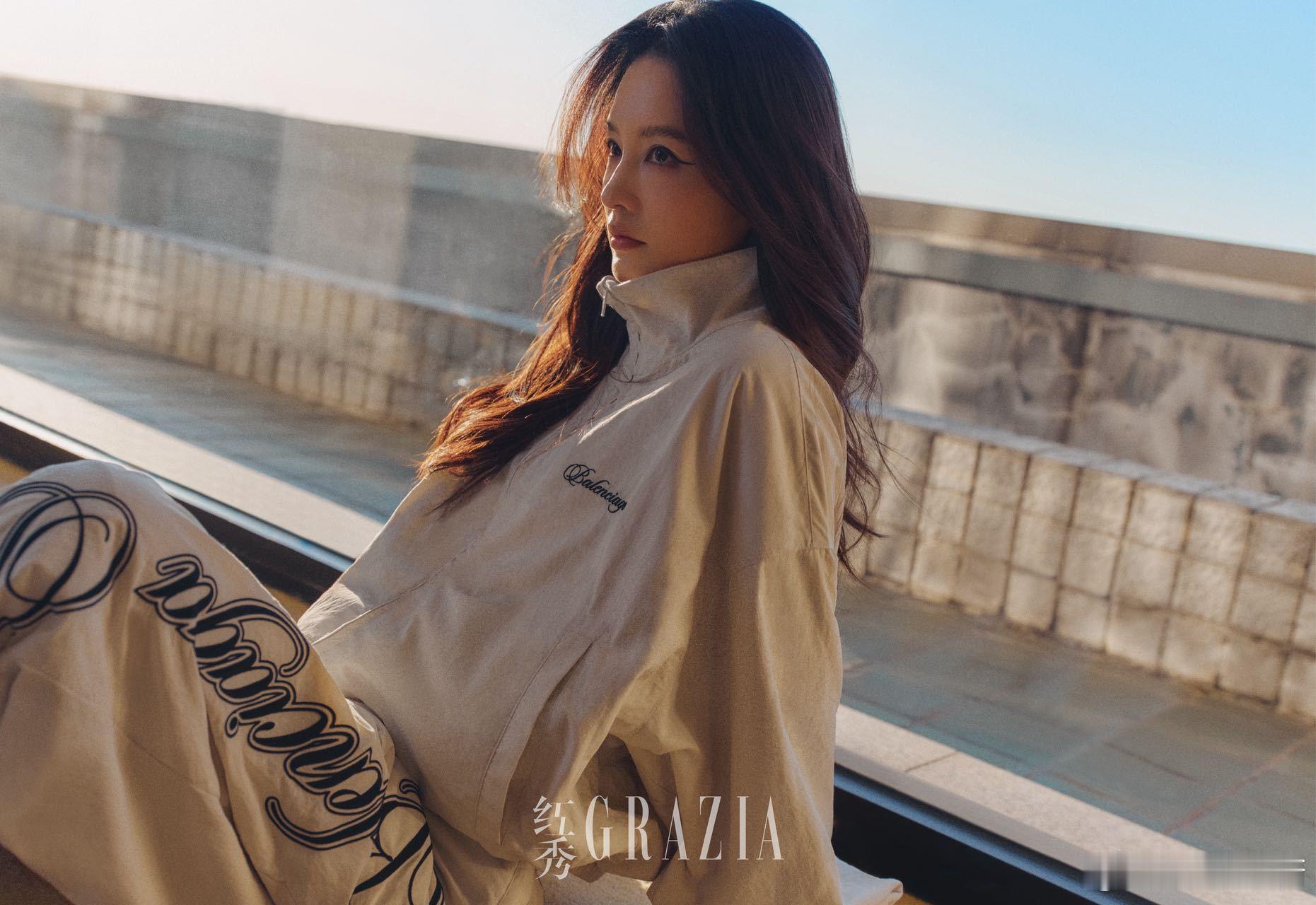 李沁光影里的松弛感好戳人呀～不同风格都能轻松驾驭呢！李沁红秀闭年刊封面李沁高