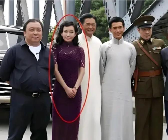 照片一出，全网都在问“这卷发美女是谁”。答案很简单：陈妙瑛，TVB老熟人，90年