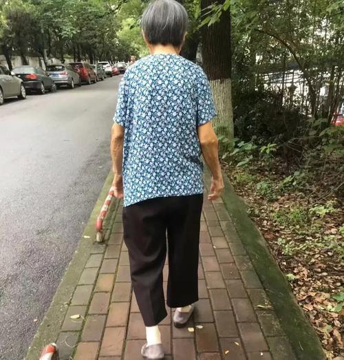 老家村里有位94岁的老太太，至今身体依旧健朗，生活完全能够自理。就连76岁的儿媳