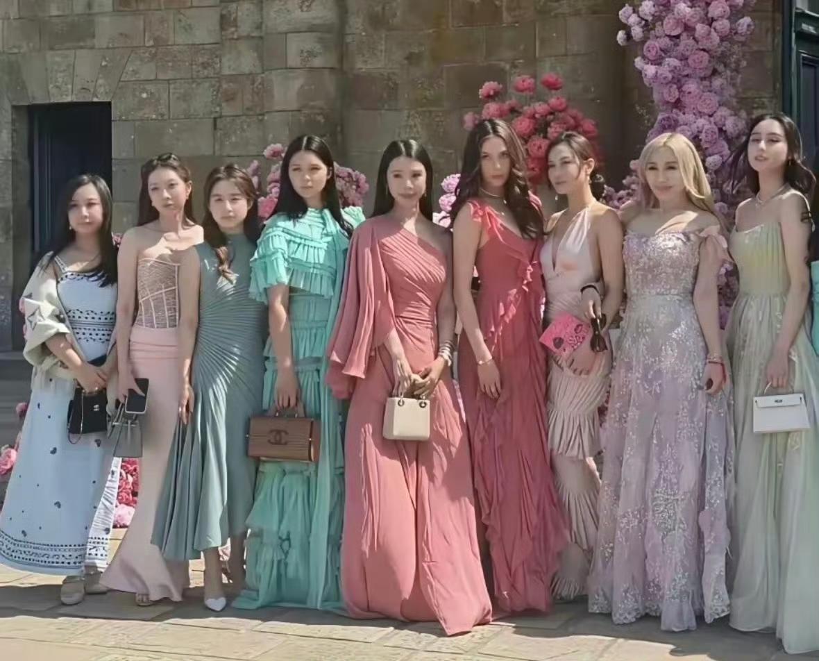 不愧是豪门婚礼啊！果然豪门才是一个圈，光这伴娘伴郎团都有的一拼了，个个身份都不简