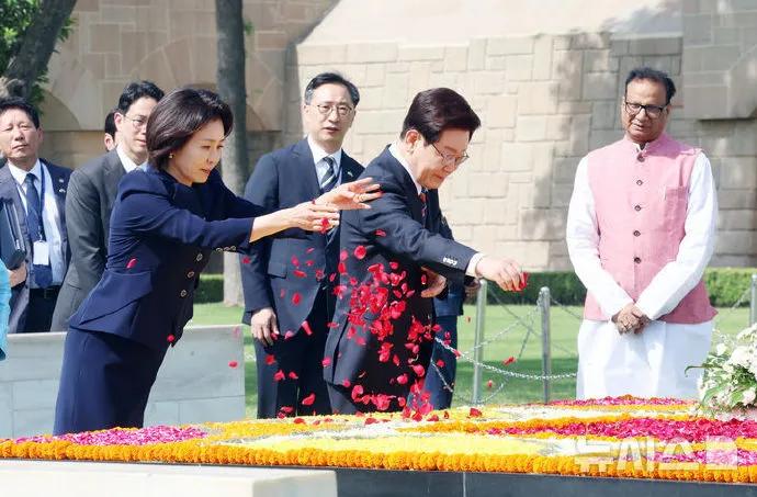 韩国总统李在明和夫人金惠景访问印度，期间向印度国父圣雄甘地敬献花圈，韩国总统李在