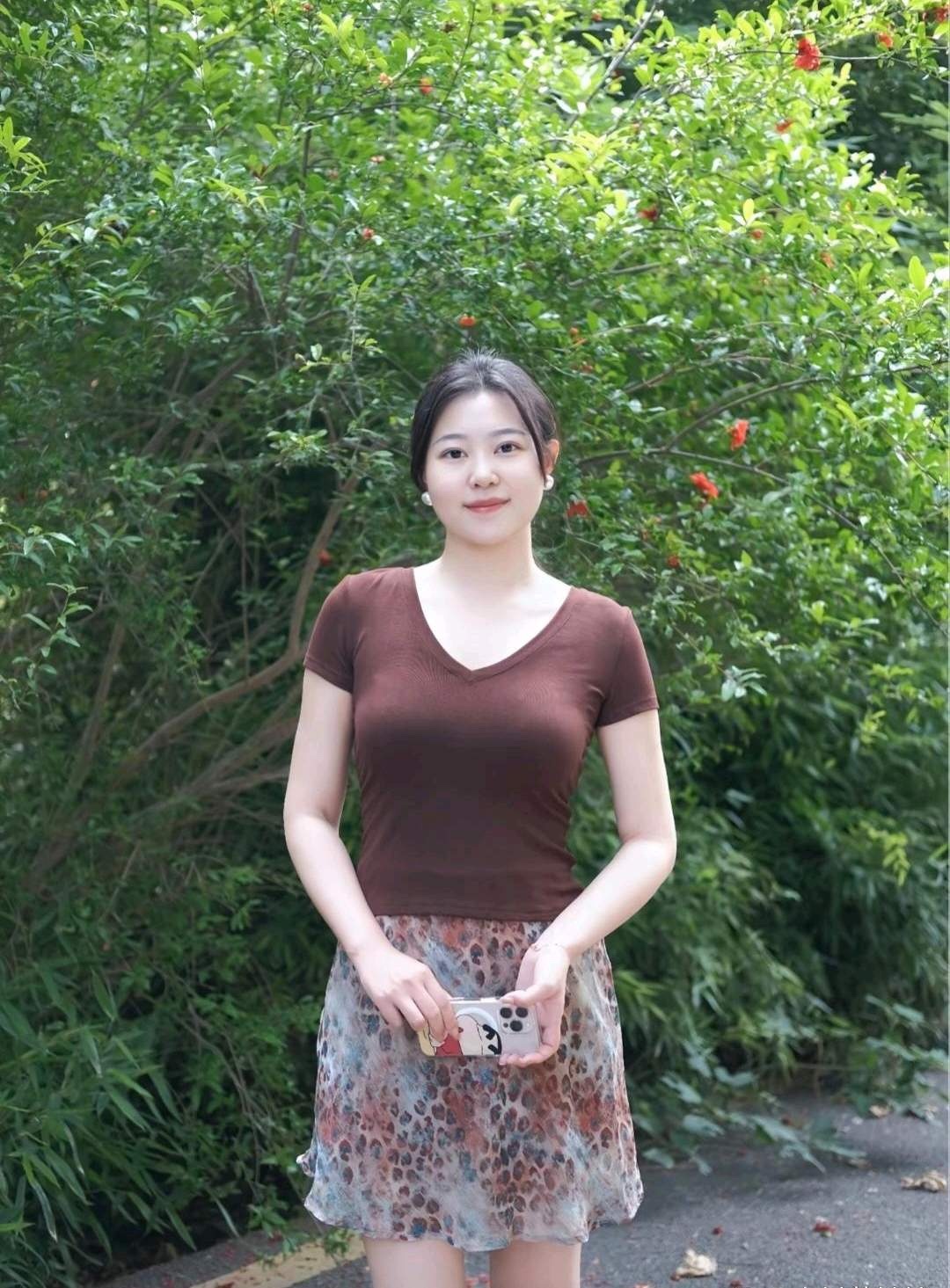 感觉生完孩子，身材都变形了，发现穿什么都不好看了。身上的肉松松垮垮的，比以前胖了