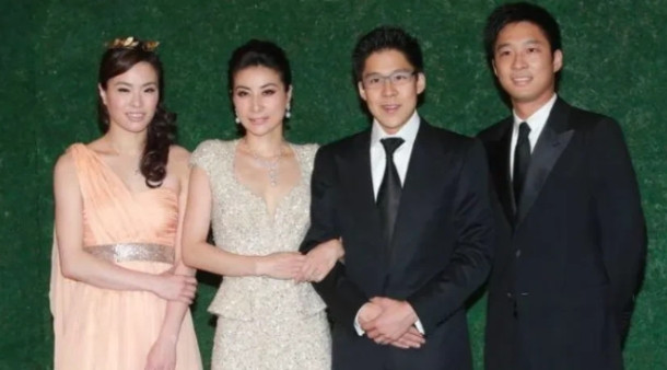 2012年，郭晶晶和霍启刚大婚，师妹吴敏霞做伴娘，郭晶晶有意撮合小叔子霍启山和师