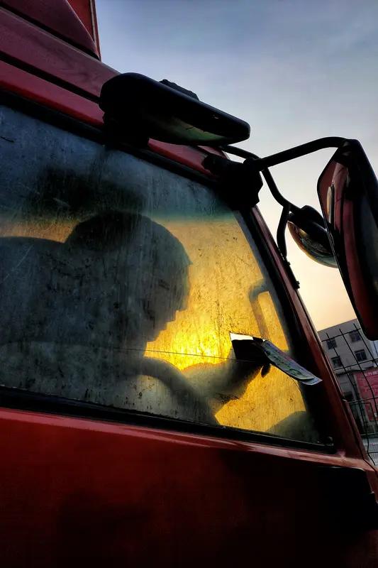 4月20日清晨，大理某高速服务区发生了一起悲剧。一名货车司机为重新固定松动的瓷砖