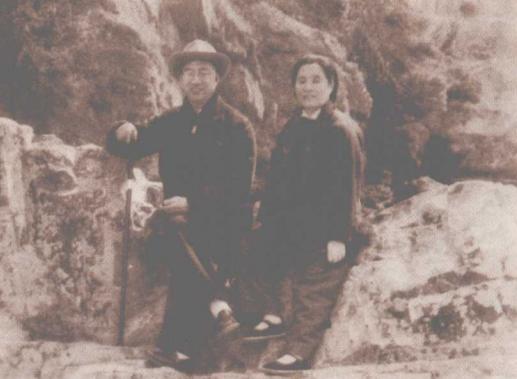 1950年，徐向前和夫人黄杰在青岛。新中国成立，徐向前担任总参谋长，因病无法履