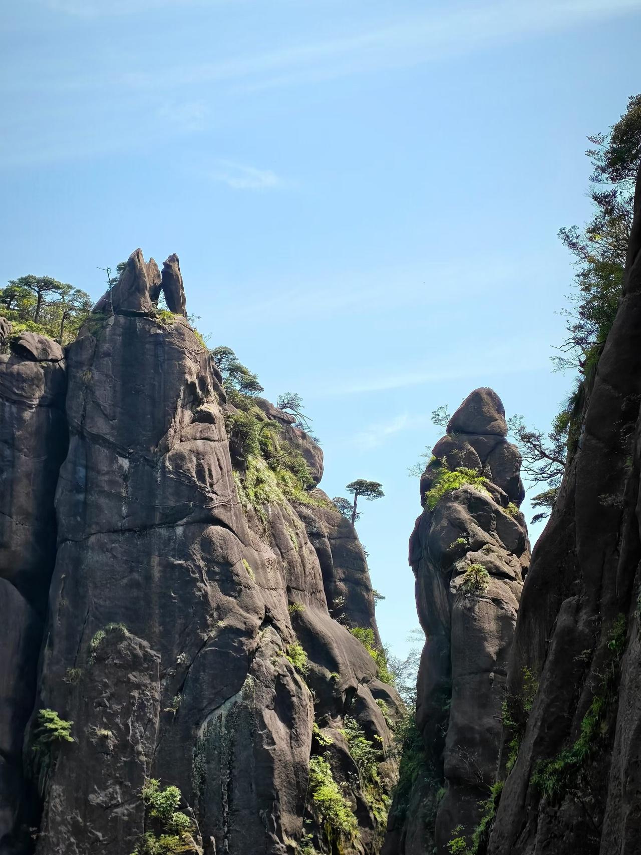“奇峰耸立，云雾缭绕，大自然的鬼斧神工”🌿🏔️上联:山高人心静，下联:云