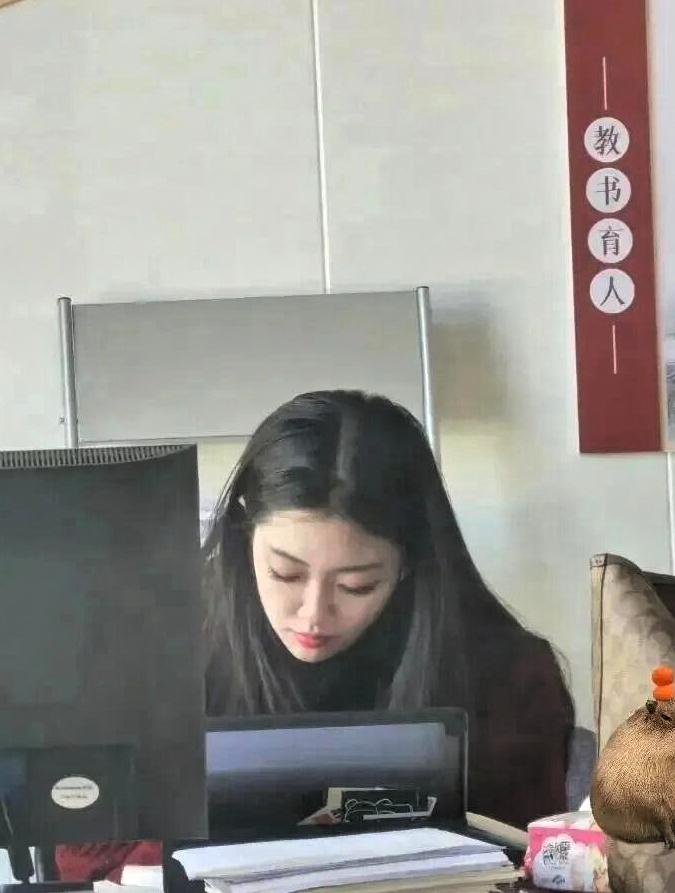 大家发现了没，但凡是坐在政府部门办公室里的女生，不管她是哪个级别的，不管是省级还