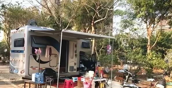 瑞丽那边刚出的新规瞧见没？2026年1月1号起，房车在市区乱停乱放的好日子，算是
