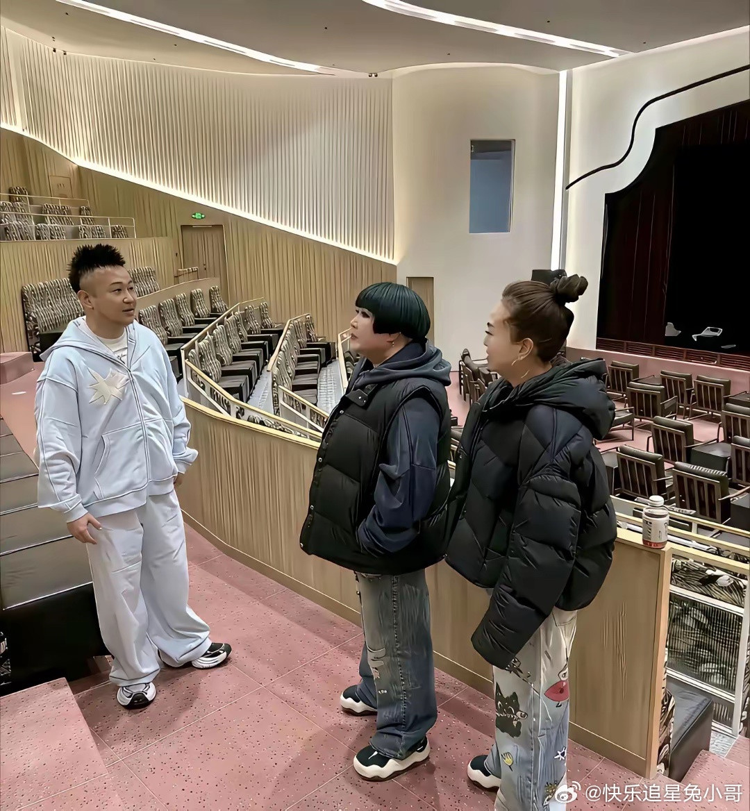 见到郭德纲老婆的照片，终于知道郭为什么这么有钱而不另寻新欢了