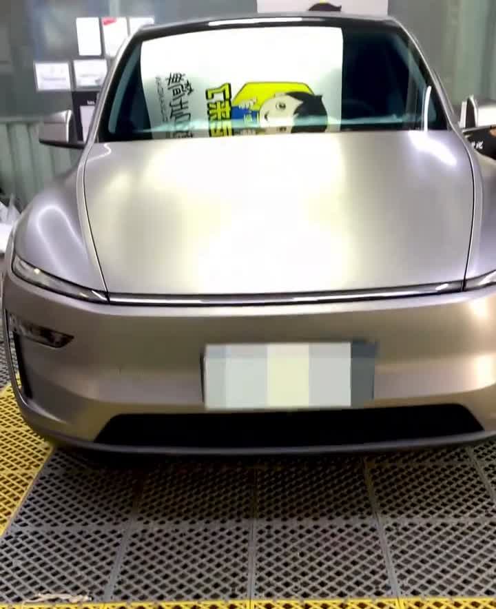 特斯拉液态金属银。人要闯马要放，特斯拉不贴膜怎么浪？如果哪款车一定要贴车衣，