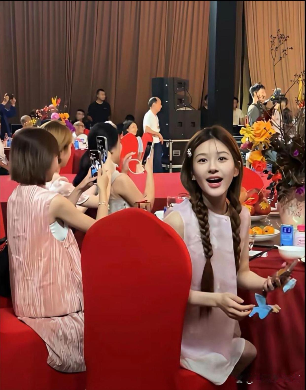 宴会上的赵露思