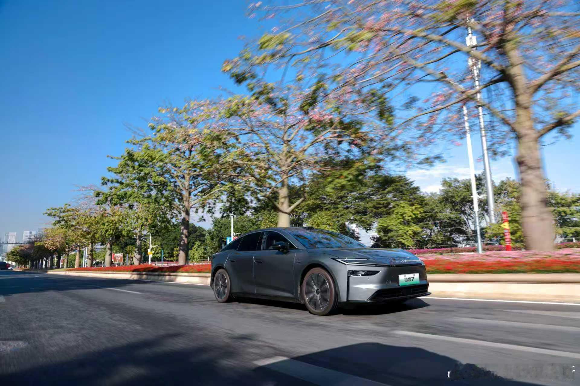 丰田铂智7斩获设计界奥斯卡丰田铂智7拿下CMF设计至尊金奖，简直是给电车同质化