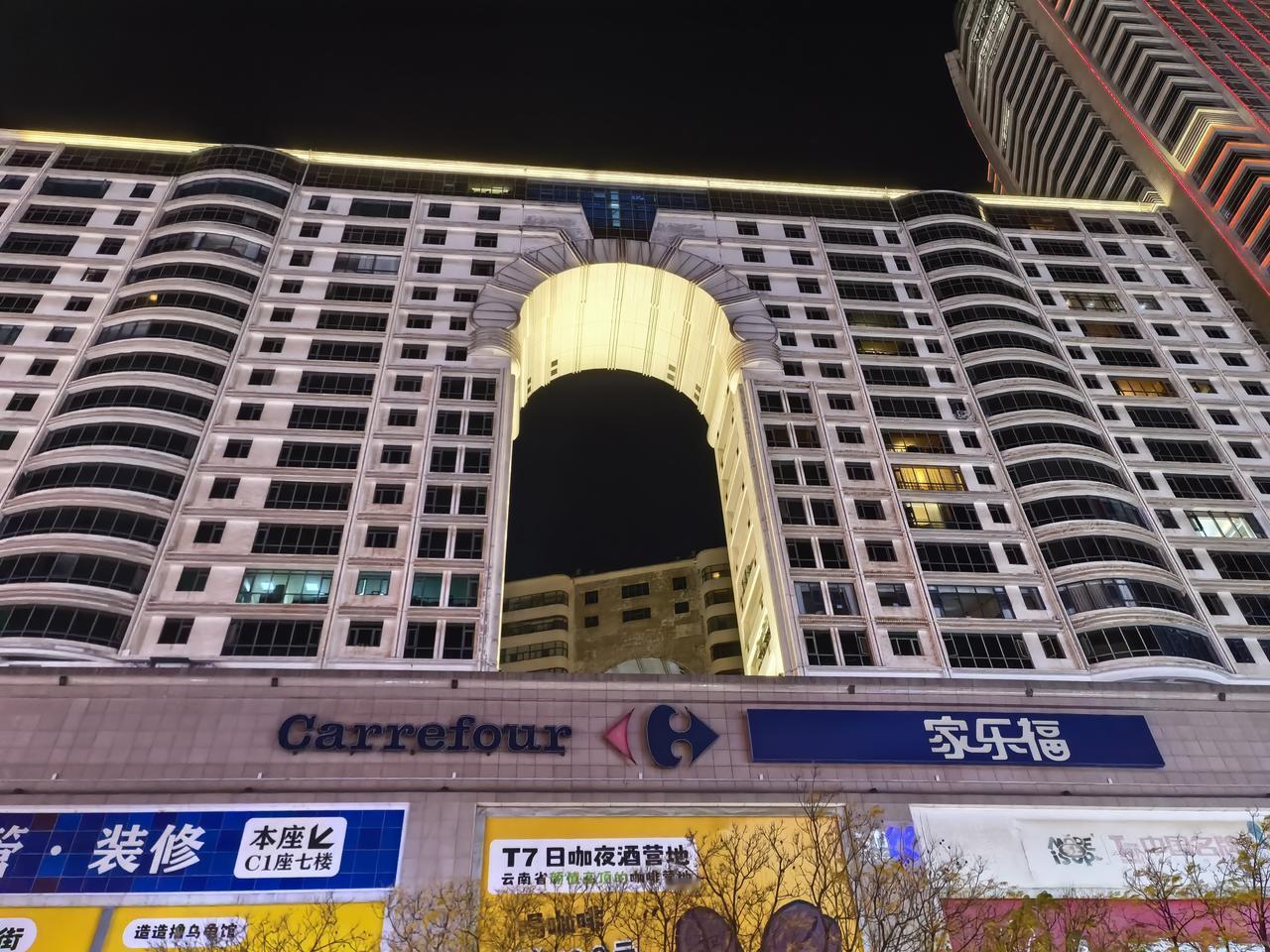 对设计师知道这幢楼为什么要这样设计中间留这么大的一个洞。对于我们普通人还真不