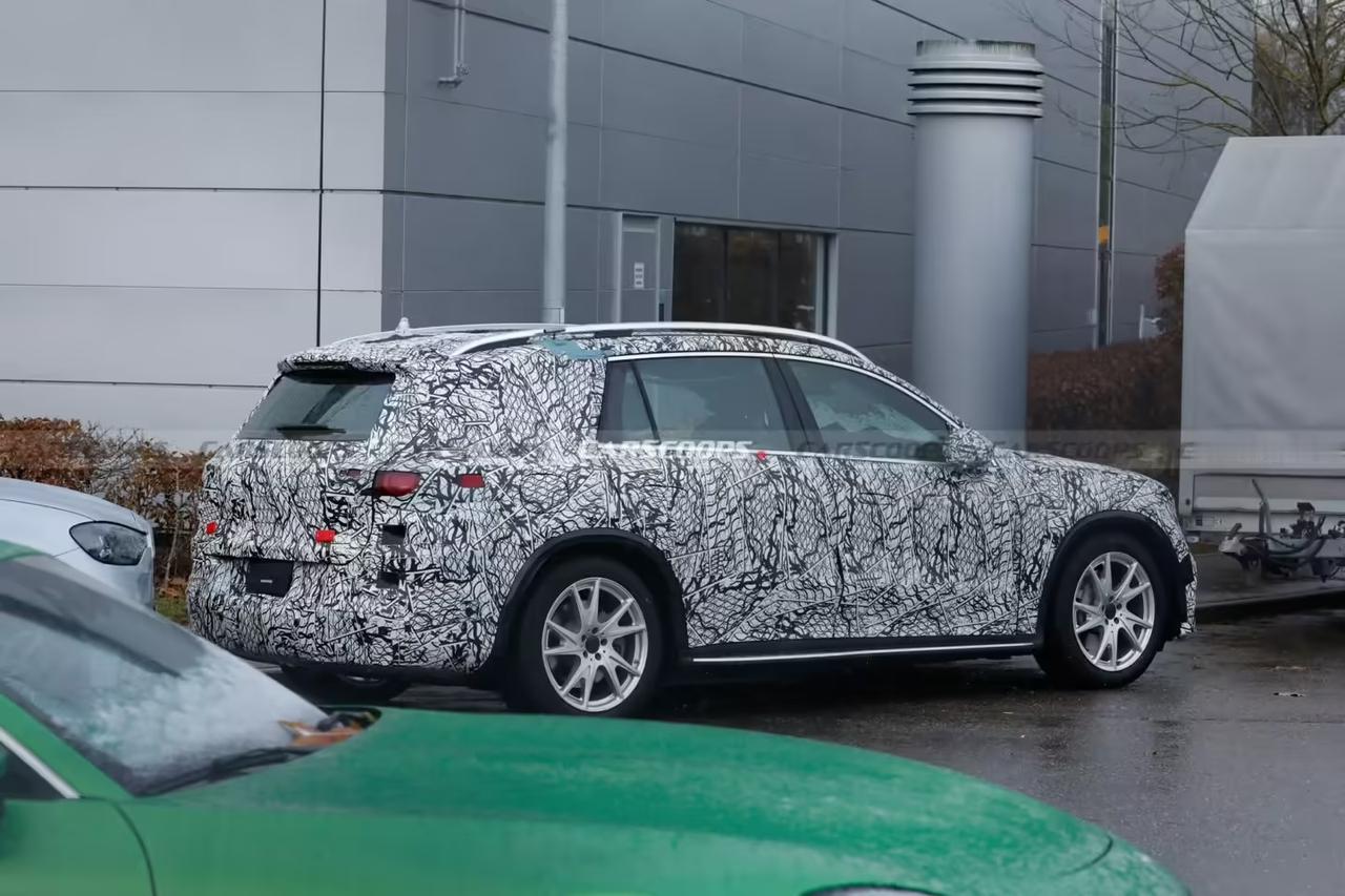 继慕尼黑车展发布五座版后，奔驰GLCEQ七座版测试谍照来了！重点看这几点：