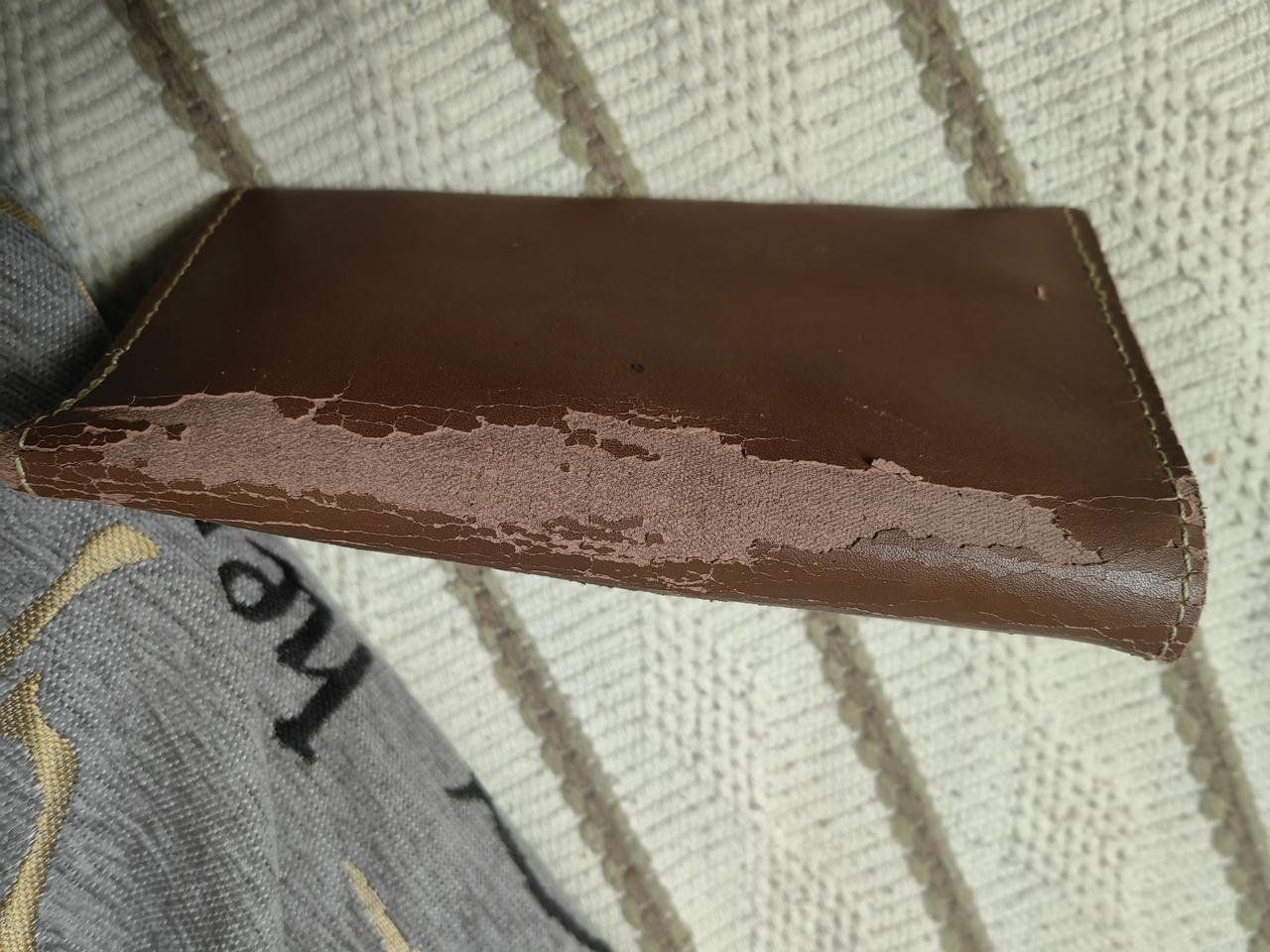 这是我十年前在云南丽江古城买的一个钱包，老板赌咒发誓说是真皮的，我也当成真皮的买