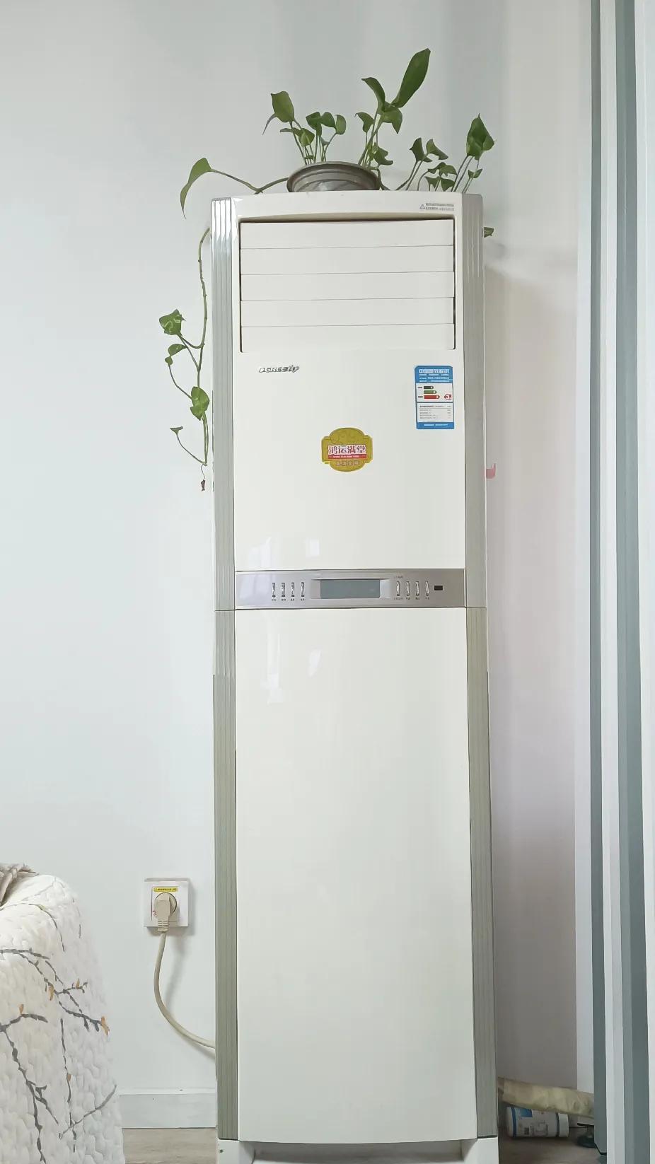 成都这两天的气温居高不下，昨天37℃，今天最高39℃，周五将达到40℃，但周五会