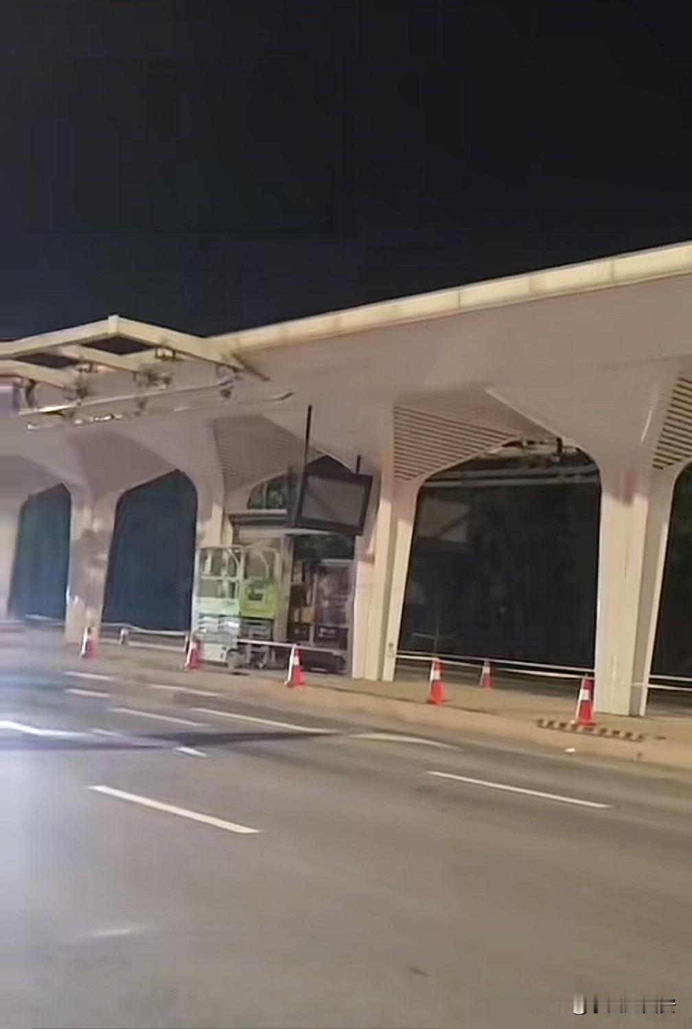 西咸智轨停运一段时间了如今站台上的附属设施开始拆除了看来西咸智轨未来没有
