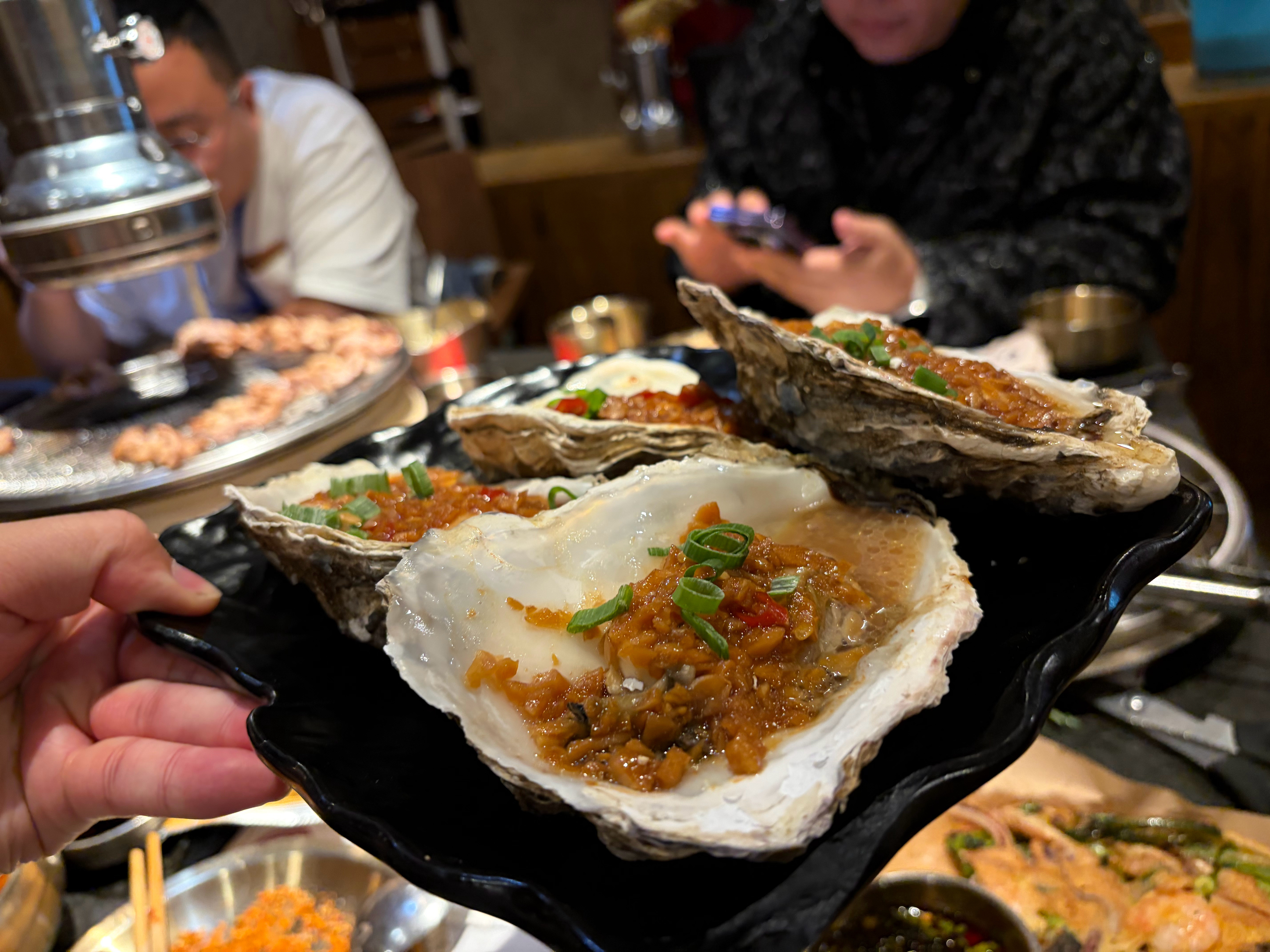 欢迎两位大V来沈阳！第一站先到西塔来顿烤鳗鱼和烤肉，听说他俩接下来行程很紧凑，先