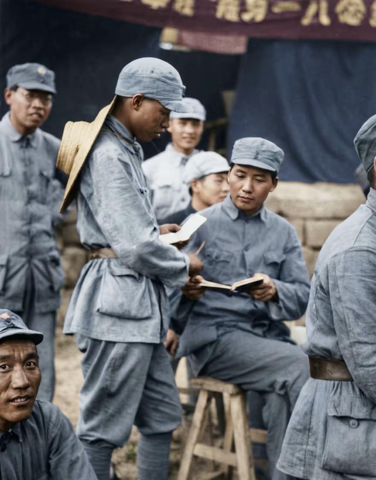 第一次看到毛主席这张照片，真的被惊艳到了。温文尔雅，书生气十足，眉眼清秀，五官周