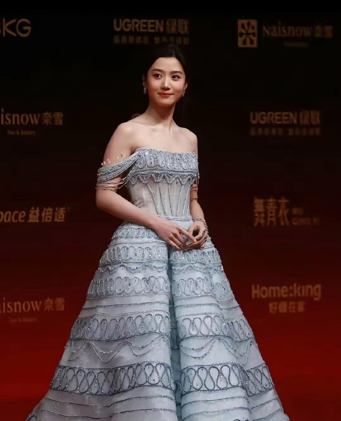 女明星卢昱晓参加活动走红毯照片曝光。之前很多网友都吐槽她身子长得有点壮。