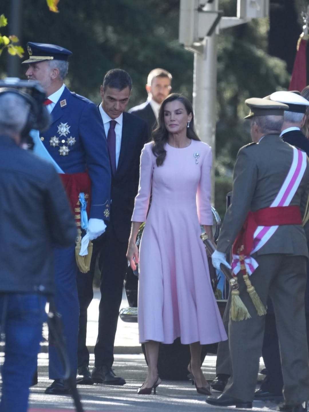 西班牙王室🇪🇸10月12日，费利佩国王和莱蒂齐亚王后、阿斯图里亚斯公主、索