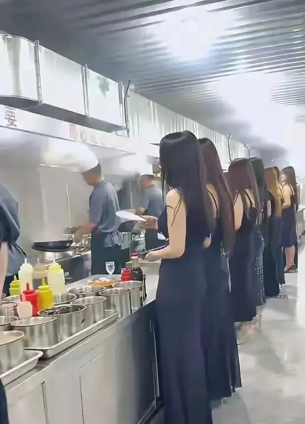 女生吃食堂的也不少哈