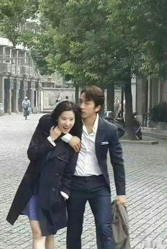 不愧是刘亦菲唯一公开承认过的男朋友啊！​​​