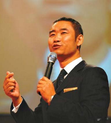 2005年，歌手丛飞确诊胃癌，停止资助了178名贫困儿童。家长打电话来质问:“孩