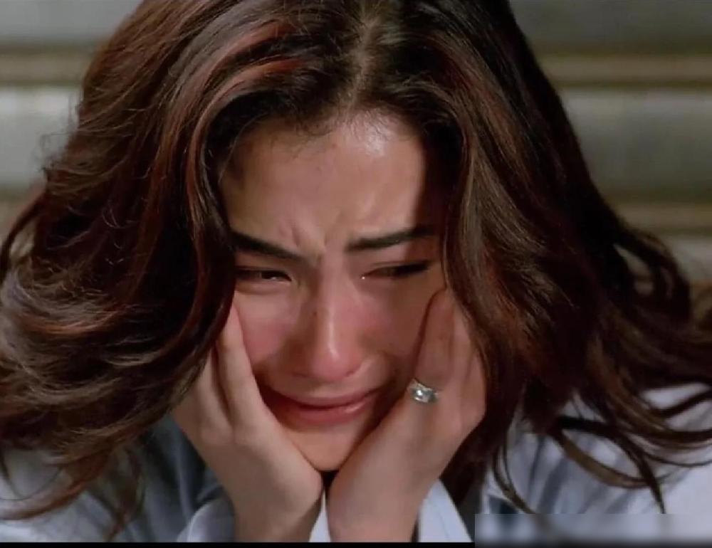 张柏芝在法庭上喊出“一切都是假的”那一刻，整个娱乐圈都安静了，谢霆锋早不知提醒她