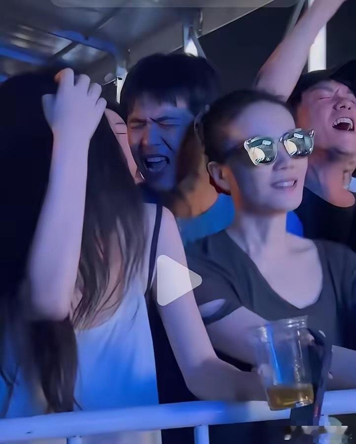 手伸过来了。她一秒没忍。最凉的不是那只手，是旁边那个人，从头到尾，没抬一下眼睛。