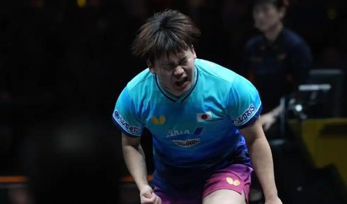 松岛辉空这冠军拿得，连裁判都给了张黄牌。决胜局10比9，林昀儒球都抛起来了，他突