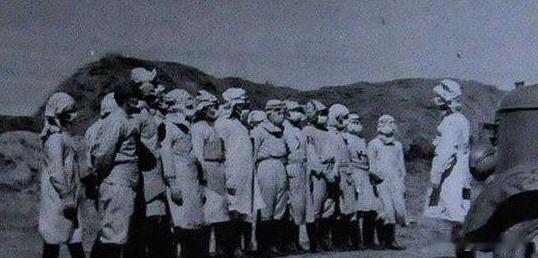 1938年，为了满足自己对女性生殖构造的好奇心，一鬼子军医让人把一女人使劲儿摁倒