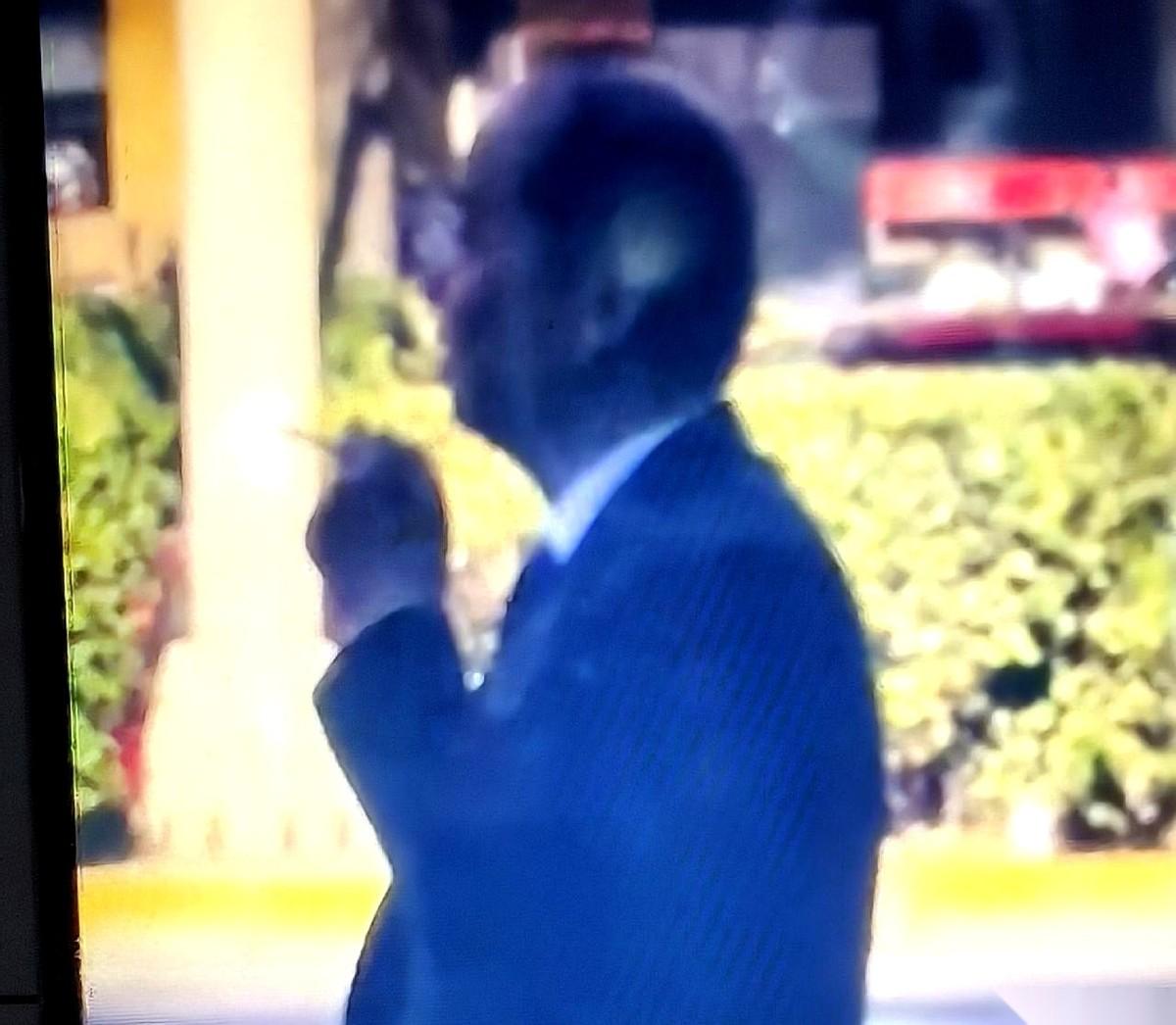 真的，我下午差点没笑出声来。那光头，居然坐着一辆粉红色的女士车来的。真的，粉