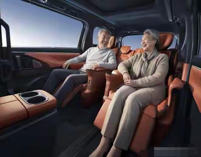 国内HEV（非插电混动）MPV的销量前三名：1. 广汽丰田赛那HEV：稳