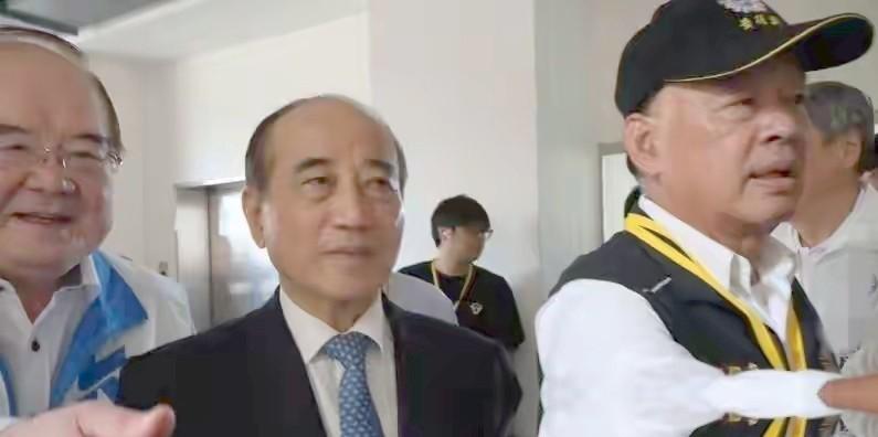谁能想到，蓝营7月25日这场万众瞩目的大会，最大的爆点竟然是一把“空椅子”。原