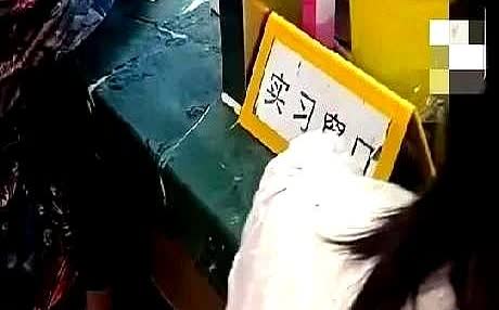 6月10日，上海一女子在丈夫的陪同下到医院去抽血，到了抽血窗口前，女子径直坐到了