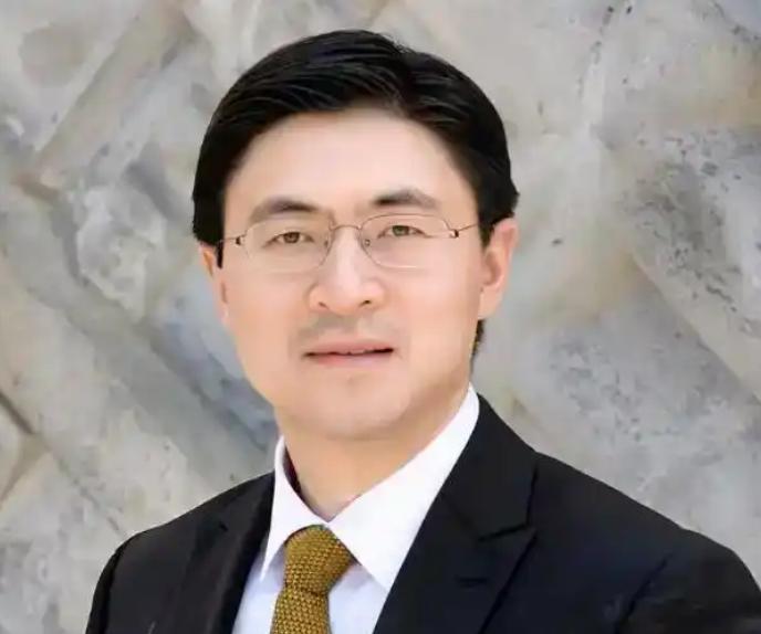 普渡大学成为全美第一个拒绝接收中国留学生的大学，而这一切的推手却是该校第一位华裔